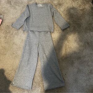Girls Gray wide pants and crop top set.  Size 128 cm 7-8 years